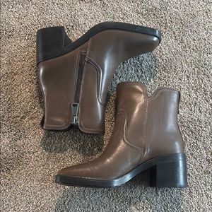 Naturalizer “Emmy” Brown Leather Ankle Boots